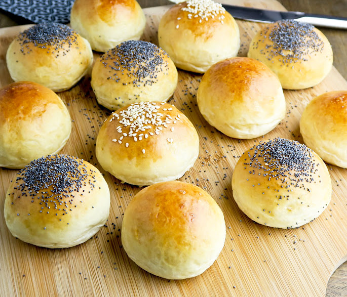 Recept Roomboter-dinerbroodjes met maanzaad en sesamzaadjes