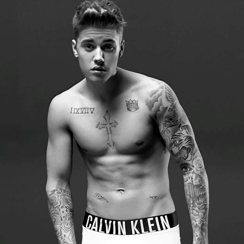 Foto em preto e branco do Justin Bieber sem camisa
