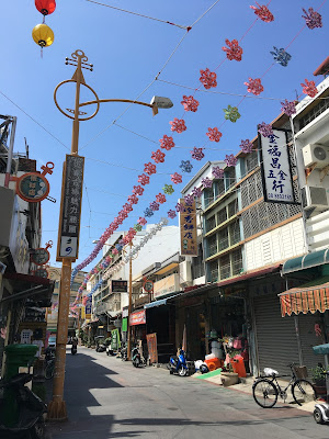 恆春中山老街上保有許多歷史悠久的老店、民宅，仔細觀察窗花、牆面雕花，可看見不少建築都還保有台灣早期建築特色。    老街上也有不少在地傳統美食、小吃如阿婆麵店、阿伯綠豆饌、阿婆鹹粿等，都能在老街上找到。