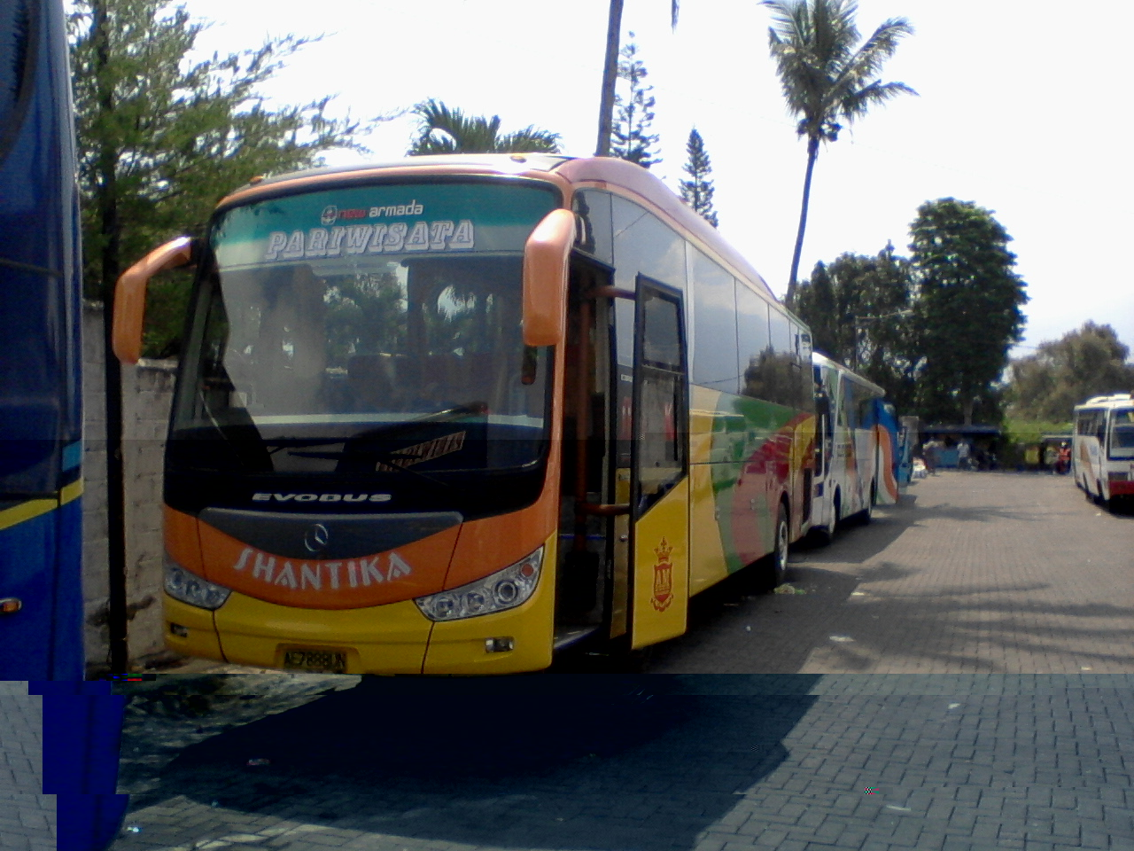 Evo Bus Shantika  Puramoz Shared