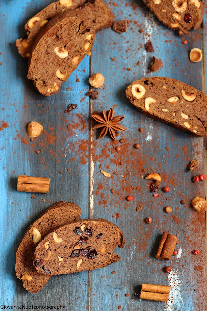 biscotti con cacao, nocciole e cramberries