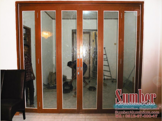 Pintu Aluminium Lipat warna Urat Kayu Atau Serat kayu