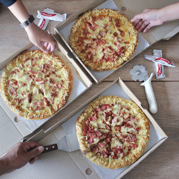 ALL-TIME FAV MEAT LOVERS PIZZA WITH NEW TOPPING SAUCES & SAUSAGE PASTRY CRUST by PHD