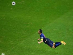 Gol HEBAT Van Persie Jadi Trending Di Twitter