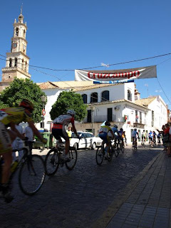 Imagen del paso por Constantina de la Vuelta Ciclista a la Provincia Sevilla 2009