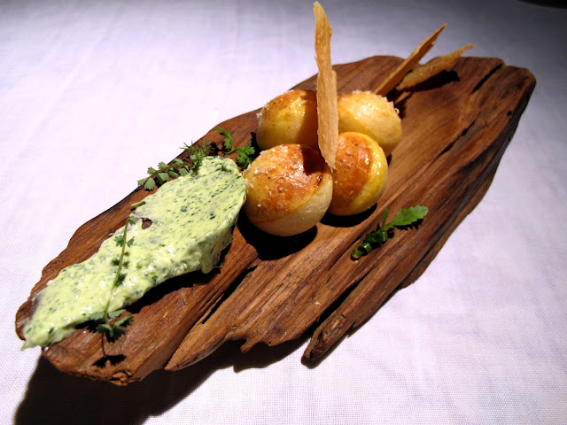 Pan crujiente de parmesano, brioche recién hecho y mantequilla de hierbas frescas