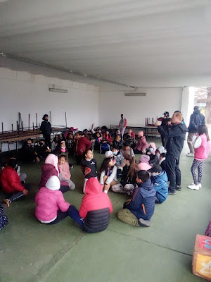 Foto 2: Grupo de alumnos sentados en el piso.