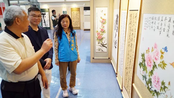 ▲鹿港鎮圖書藝文中心今年第三檔藝文展覽「福蛇獻瑞－乙巳蛇年文開詩社社友詩書畫多元聯展」，今日正式開展，吸引不少書畫愛好者及文藝同好前來欣賞。（記者林明佑攝）
