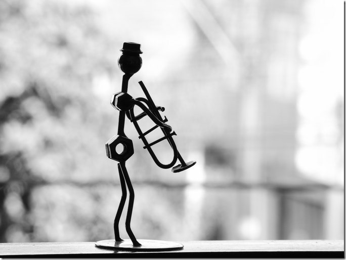 musician-trumpet-metal-snowman-39348