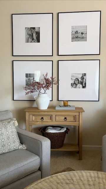 sala de estar com objetos de família