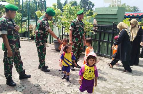Pengenalan TNI Sejak Usia Dini Melalui Outing Class PAUD Tunas Harapan