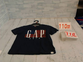 中古品　子供服　１１０ｃｍ　GAP　ブラック　半袖Tシャツ　１１０円