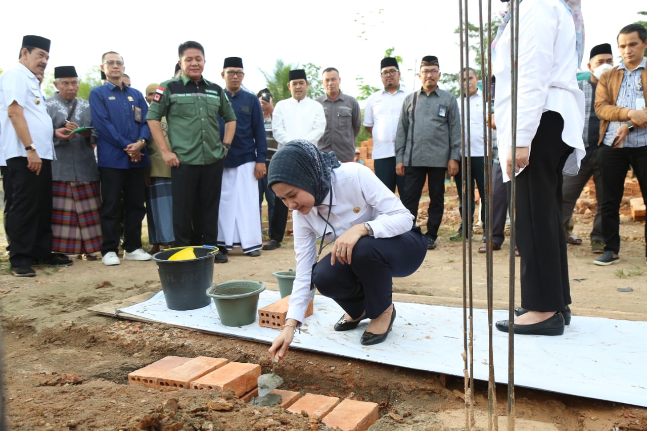 Herman Deru  Letakan Batu Pertama Perluasan Masjid Darul Fallah  Talang Jambe