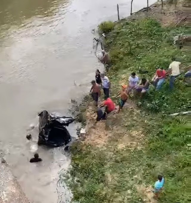 Homem perde controle de veículo e cai em rio na PE-85, em Ribeirão 