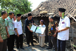 Baznas Blora Salurkan Bantuan untuk Korban Kebakaran dan RTLH