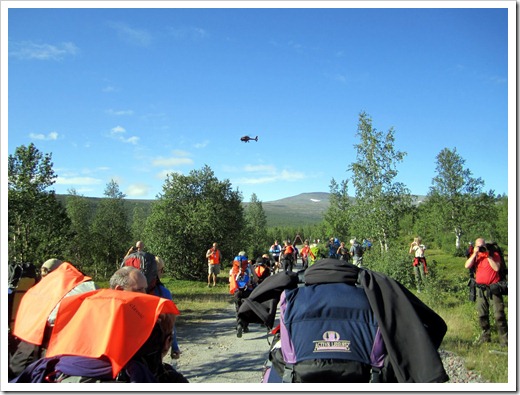 En helikopter låg ovanför oss med en kameraman hängande ut genom dörren. Såg dem dem och framför allt hörde dem en bra stund mot Kebnekaise. Något irriterande.