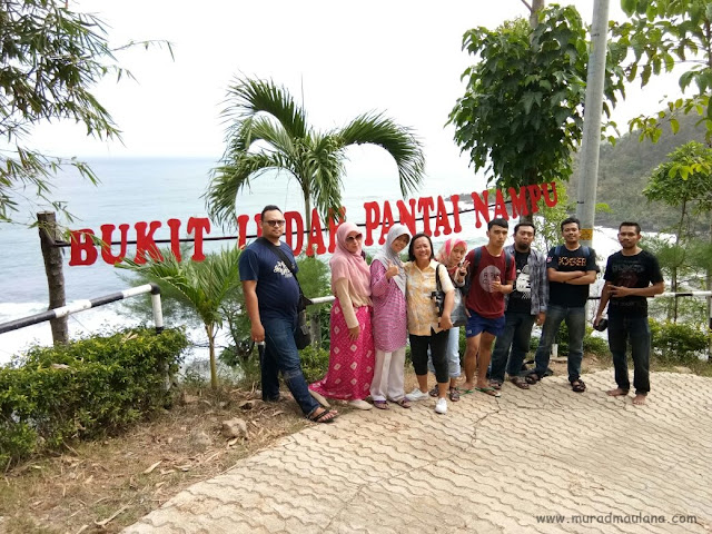 Bersama Teman-Teman MIP UGM di Bukit Indah Pantai Nampu