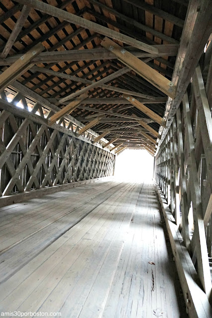 Interior del Puente Cubierto Martin's Mill Covered Bridge en Vermont