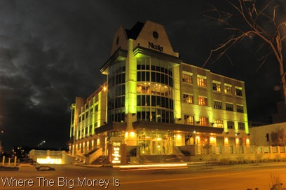 A Big Bank photo by Marcel Kuemmet Photography