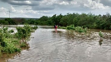 FOTOS ATUALIZADAS DO RIO ITAPICURU NO POVOADO BURI, A ÁGUA ESTÁ A MAIS DE UM METRO E MEIO ACIMA DO ASFALTO