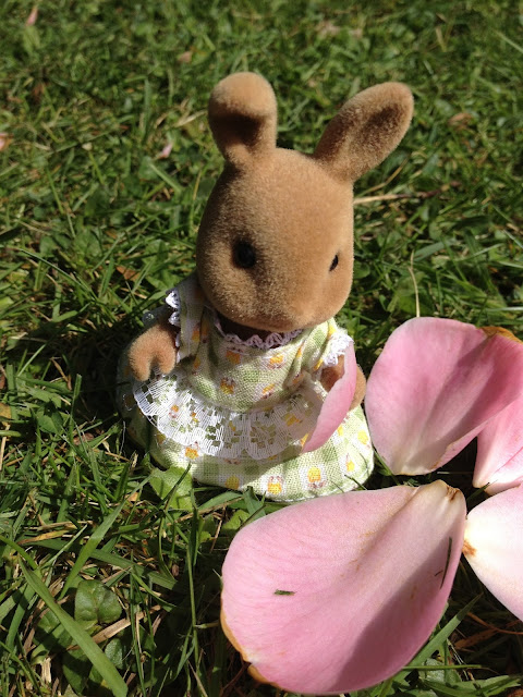 Sylvanian Families Flower Petals Dappledawn Rabbit 