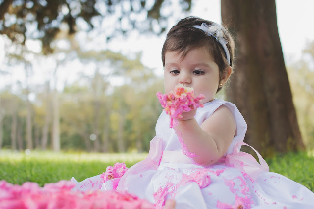 Sesión Smash Cake, en exteriores. Realizada por Leticia Martiñena, de Positive Fotógrafos, para el primer añito. En una bella locación al aire libre en la ciudad de Zaballa.