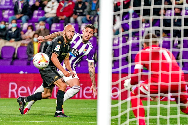 Cristo González dispara con Laure cerca de él. REAL VALLADOLID C. F. 2 A. D. ALCORCÓN  0. 26/09/2021. Campeonato de Liga de 2ª División, jornada 7. Valladolid, estadio José Zorrilla. GOLES: 1-0: 19’, Álvaro Aguado. 2-0: 86’, Shon Weissman.