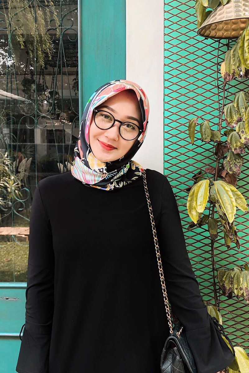  Warna  dan Motif Jilbab  yang  Cocok  untuk  Baju  Warna  Hitam 