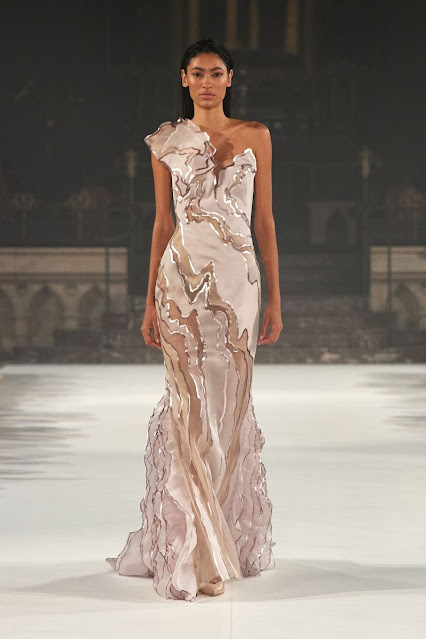 Défilé Fashion Week Haute Couture Fovari Printemps été 2023 robe