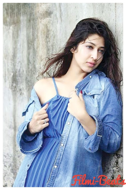 Biography and wallpapers of Sonarika Bhadauria.