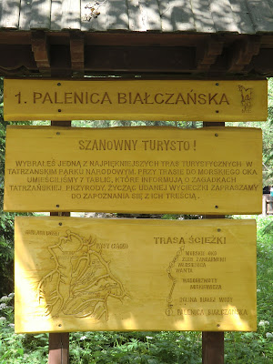 Letrero subiendo a Morskie Oko y Czarny Staw en Zakopane, Polonia