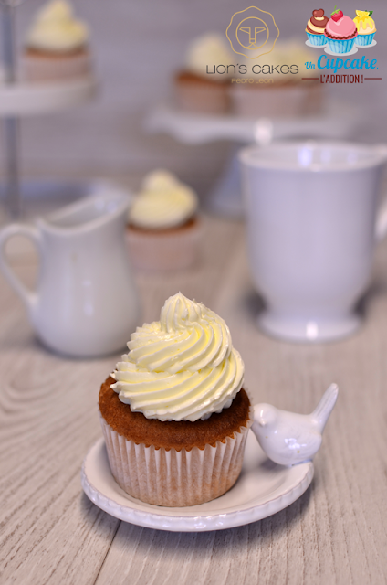 Ces Cupcakes poids plumes conjuguent la douceur du litchi et la délicatesse de la rose. Couronnées d’un buttercream de meringue suisse velouté et décorés de superbes pétales de rose, ils sont on ne peut plus romantiques !