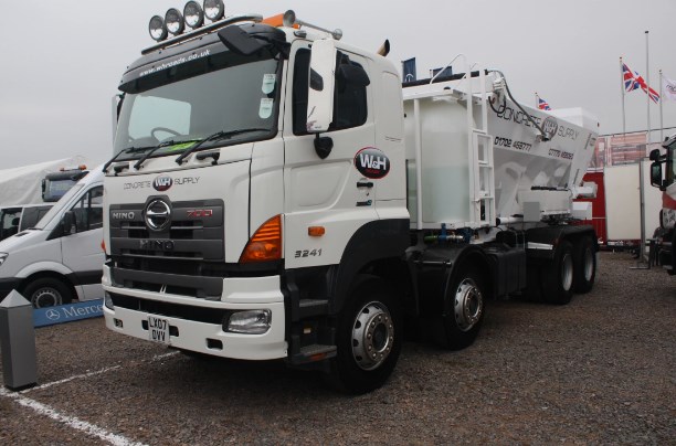 gambar truk Hino 700  Cementtankers