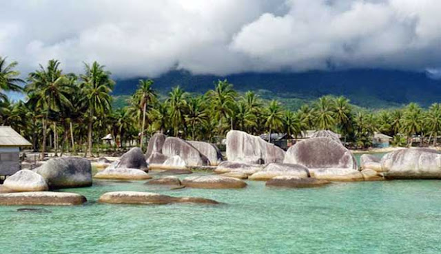 PANTAI TROPIS TERINDAH  DI PULAU NATUNA