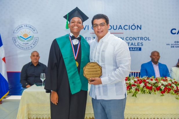 Ronny Antonio Rodríguez Vidal, quien con su promedio de 96 puntos se convirtió en la máxima excelencia de su generación