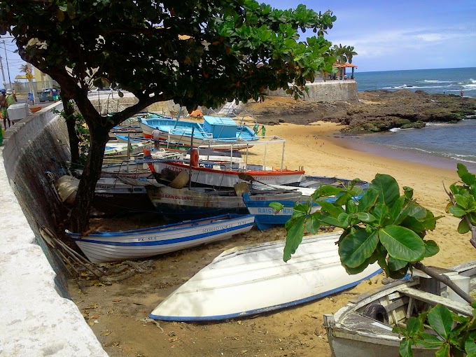 Um caminhão de lixo retirado da Praia de Santana