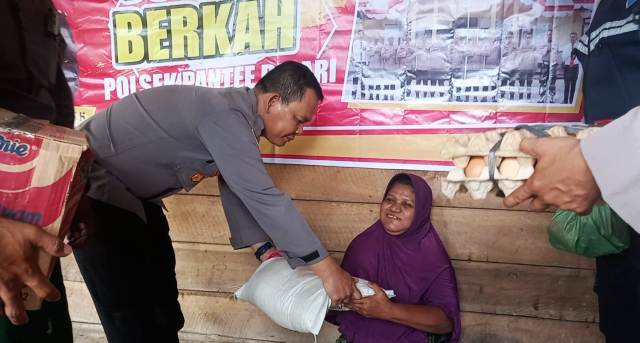 Jumat Berkah, Polsek Pantee Bidari Polres Aceh Timur Berikan Sembako kepada Warga yang Sakit