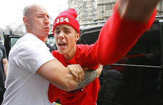 Bieber attacks paparazzi