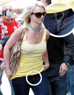 Britney forgot to close jeans
