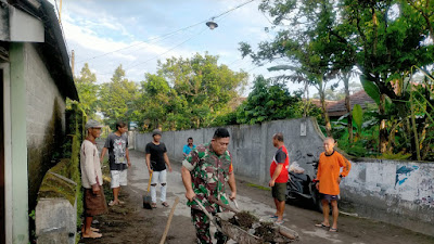 Tingkatkan Budaya Gotong Royong,Babinsa Koramil Talun Gelar Kerja Bakti Di Wilayah Binaannya