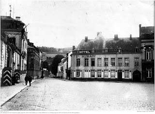 Der Palais de provincial (links) auf dem Place Saint Aubain, im Hintergrund die Festung Namur. 1914 - 1918, Hier war Joseph Stoll vermutlich im Rahmen seiner Verwendung am Gouvernementsgericht eingesetzt.; Nachlass Joseph Stoll Bensheim, Stoll-Berberich 2016