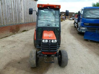 Kubota B2710 tractor