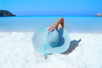 fashion-model-beach-hat-sand-sea