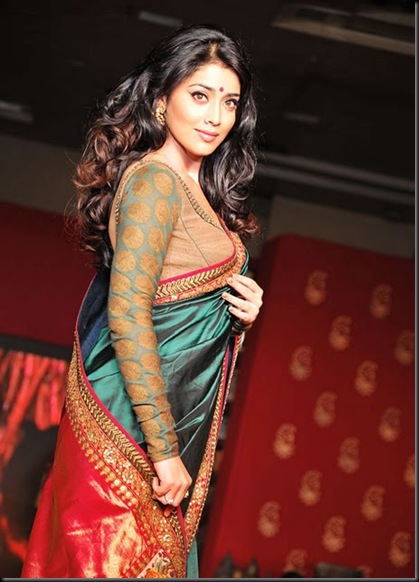Shriya-Saran-At-Handloom-Fashion-Show-Gallery