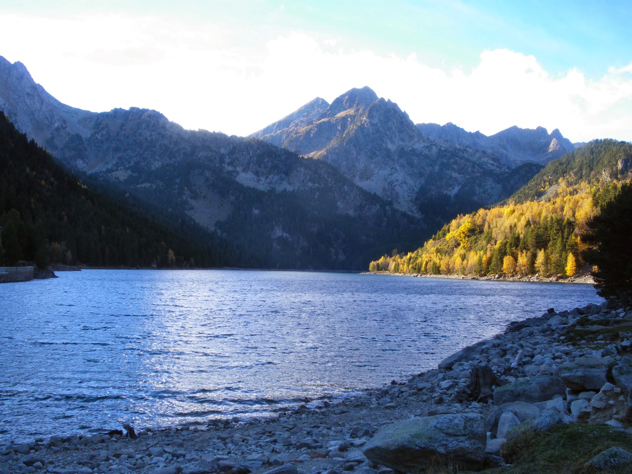 Estany de Sant Maurici a la tardor Pirineu de Lleida