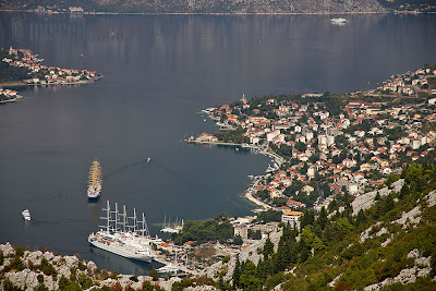 Nave în port