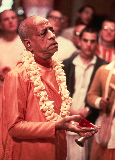 Srila Prabhupada Takes Shelter of Krishna by Offering Arati