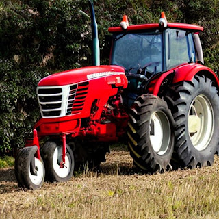 Tractor Massey Ferguson trabajando en el campo