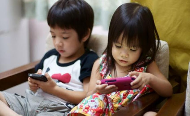 Smartphone, siapa yang tak kenal benda satu ini. Mulai dari kalangan anak-anak hingga dewasa, pasti fasih menggunakannya. Mulai dari hanya sekedar bermain game, berseluncur internet, bermain sosial media, dan banyak hal lainnya. Bagi orang dewasa, menghindari kecanduan akan smartphone mungkin bisa dilakukan, namun bagaimana terhadap anak-anak?