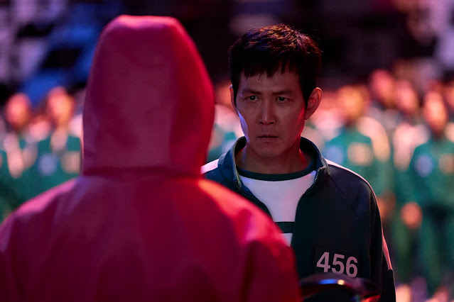 Lee Jung-jae como Seong Gi-hun em Jogo da Lula, vestindo o uniforme verde icônico, em uma cena intensa da temporada final. Lee Jung-jae como Seong Gi-hun em Jogo da Lula, vestindo o uniforme verde icônico, em uma cena intensa da temporada final.